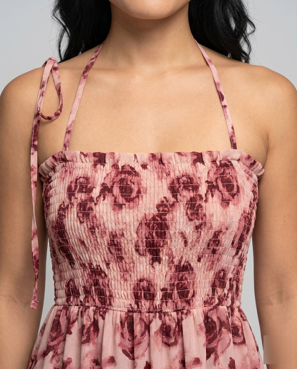 Women’s maxi dress with elegant floral pattern and tailored fit - detail close-up