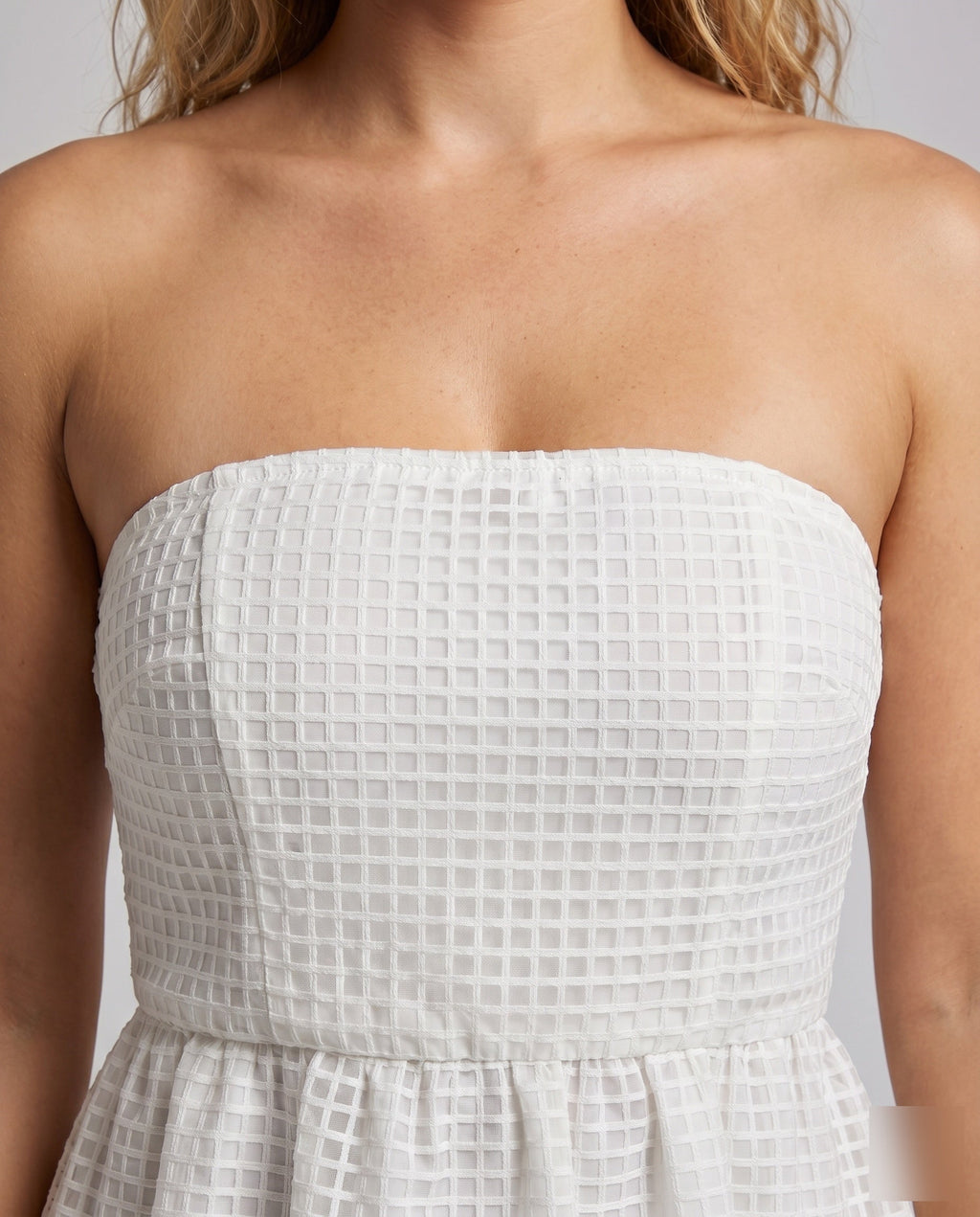 Women's bandeau dress with a loose fit and fine WAll fashion structure - detail close-up
