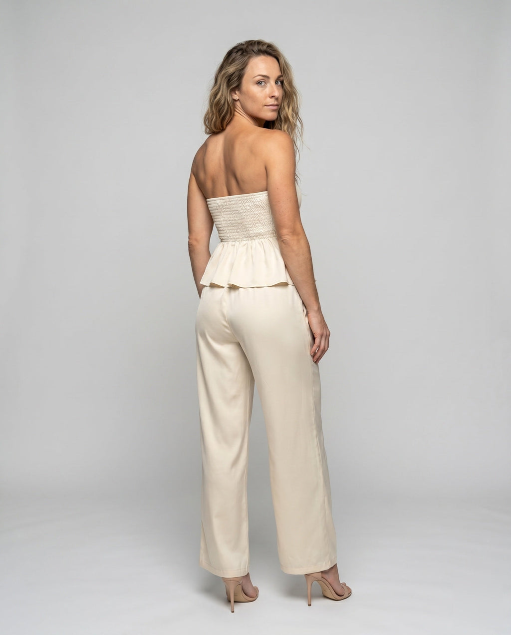 Ladies elegant bustier set with wide pant legs and button decoration - back view